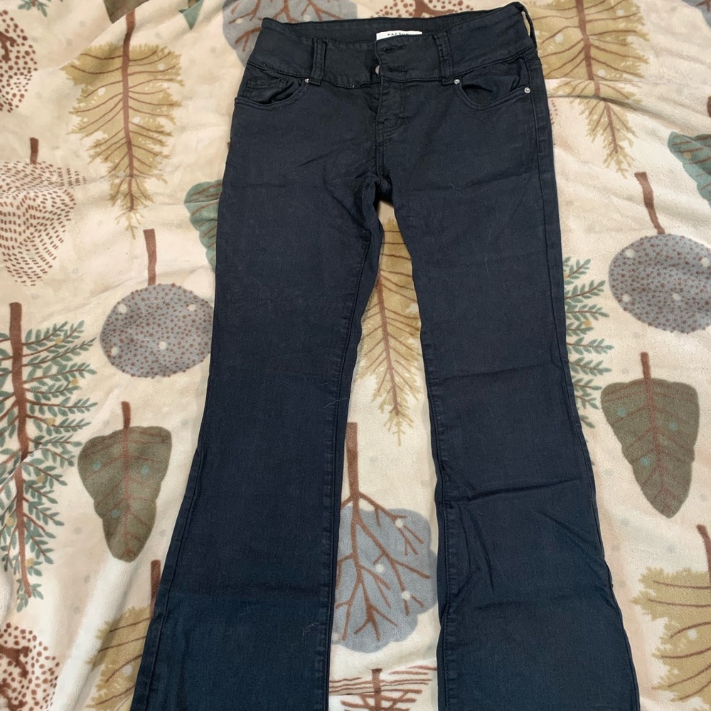Womens size 25 small low rise black jeans from Pacsun.